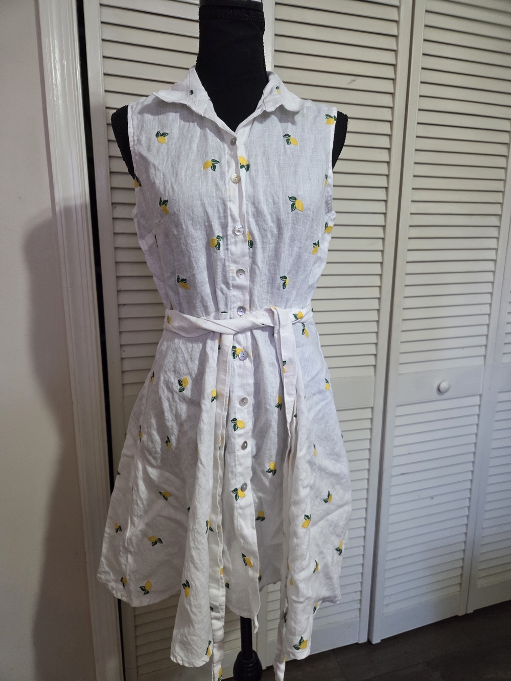 Sleeveless White Lemon-Print Midi Shirt Dress with Tie Waist